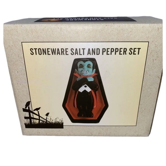 Dracula & Coffin Salt & Pepper Shaker NEW Cracker Barrel 2024 Halloween - Picture 2 of 3